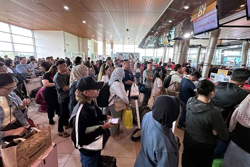 Ribuan penumpang terkandas di Lapangan Terbang Antarabangsa Kuching (KIA) susulan keputusan syarikat penerbangan Malaysia Airlines, AirAsia dan Batik Air membatalkan semua penerbangan di antara Kuala Lumpur, Sabah dan Sarawak susulan letusan Gunung Ruang di Indonesia wilayah Sulawesi Utara. Foto Bernama