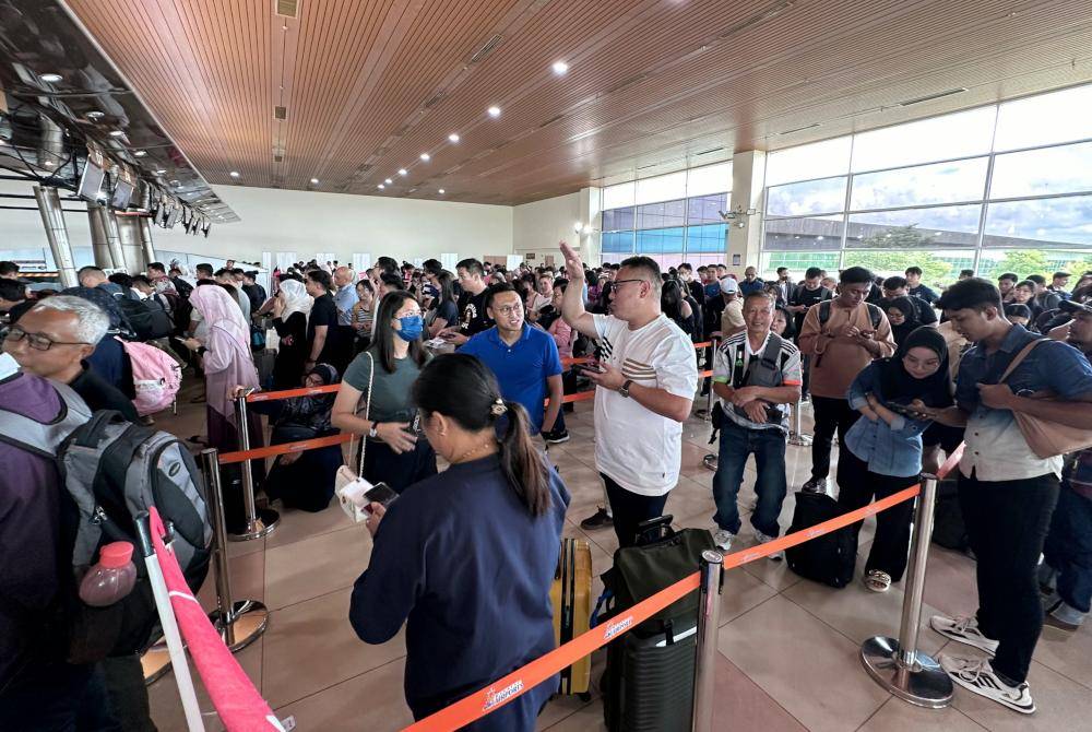 Ribuan penumpang terkandas di Lapangan Terbang Antarabangsa Kuching susulan keputusan syarikat penerbangan Malaysia Airlines, AirAsia dan Batik Air membatalkan semua penerbangan di antara Kuala Lumpur, Sabah dan Sarawak susulan letusan Gunung Ruang di Indonesia wilayah Sulawesi Utara. Foto Bernama