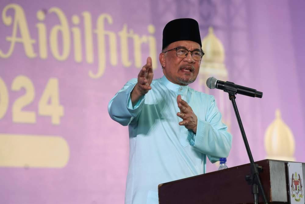 Anwar berucap pada Majlis Sambutan Aidilfitri Madani 2024 Peringkat Negeri Johor di Padang Begonia, Angsana Johor Bahru Mall pada Khamis. Foto Bernama