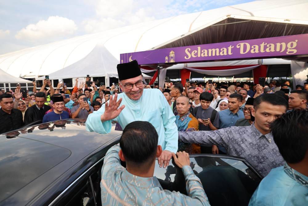 Anwar melambaikan tangan kepada orang ramai sebelum meninggalkan Majlis Sambutan Aidilfitri Madani 2024 Peringkat Negeri Johor di Padang Begonia, Angsana Johor Bahru Mall pada Khamis. Foto Bernama