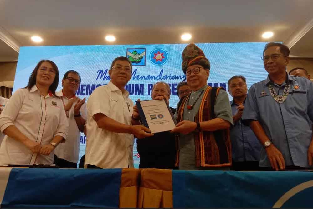 Jeffrey (dua dari kanan) dan Joachim (dua dari kiri) selepas menandatangani MoU antara PBS dan STAR di Dewan Hongkod Koisaan, Penampang.