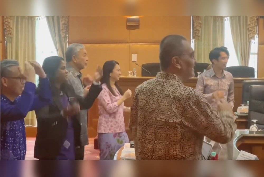 Ahmad Zahid bersama beberapa menteri kabinet melakukan aktiviti ringkas selepas Mesyuarat Jawatankuasa Kabinet Pembangunan Sukan (JKPS).