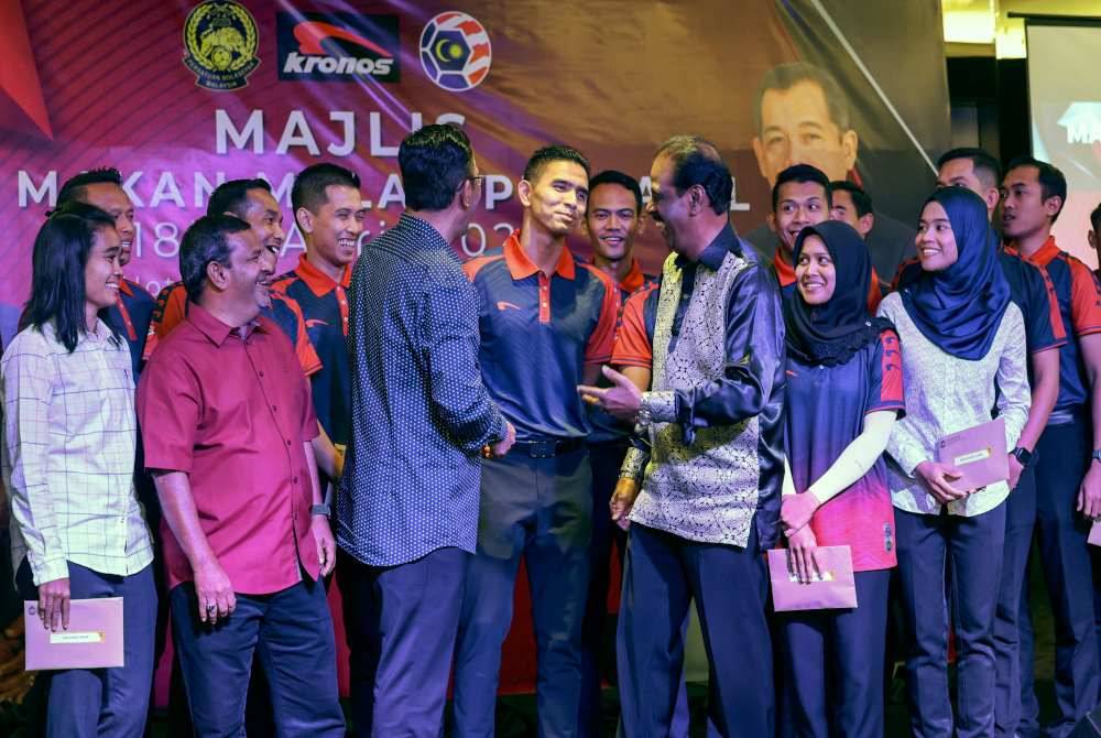 Sivadundaram bersama Presiden MFL, Datuk Ab Ghani Hassan beramah mesra bersama para pengadil FIFA 2023 pada Majlis Makan Malam Pengadil di sebuah hotel pada Khamis. Foto Bernama