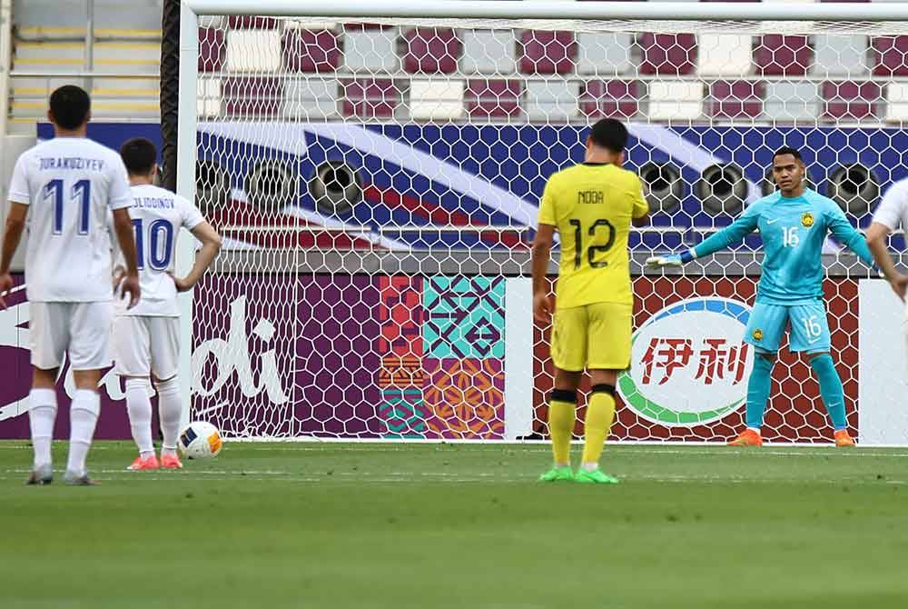 Jasurbek Jaloliddinov tenang menyempurnakan penalti untuk meletakkan Uzbekistan di hadapan pada awal permainan. Foto: FB FAM