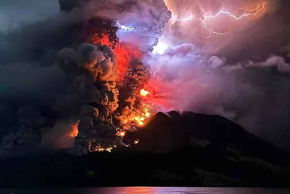 Badan geologi, Kementerian Tenaga dan Sumber Daya Mineral Indonesia memberi amaran potensi ketinggian gelombang tsunami akibat letusan Gunung Ruang di Kabupaten Sitaro, Sulawesi utara boleh mencapai 25 meter. Foto AFP