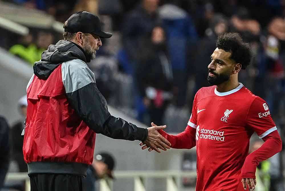 Klopp (kiri) tidak mahu menyalahkan Salah yang gagal memanfaatkan peluang dalam perlawanan menentang Atalanta. Foto AFP