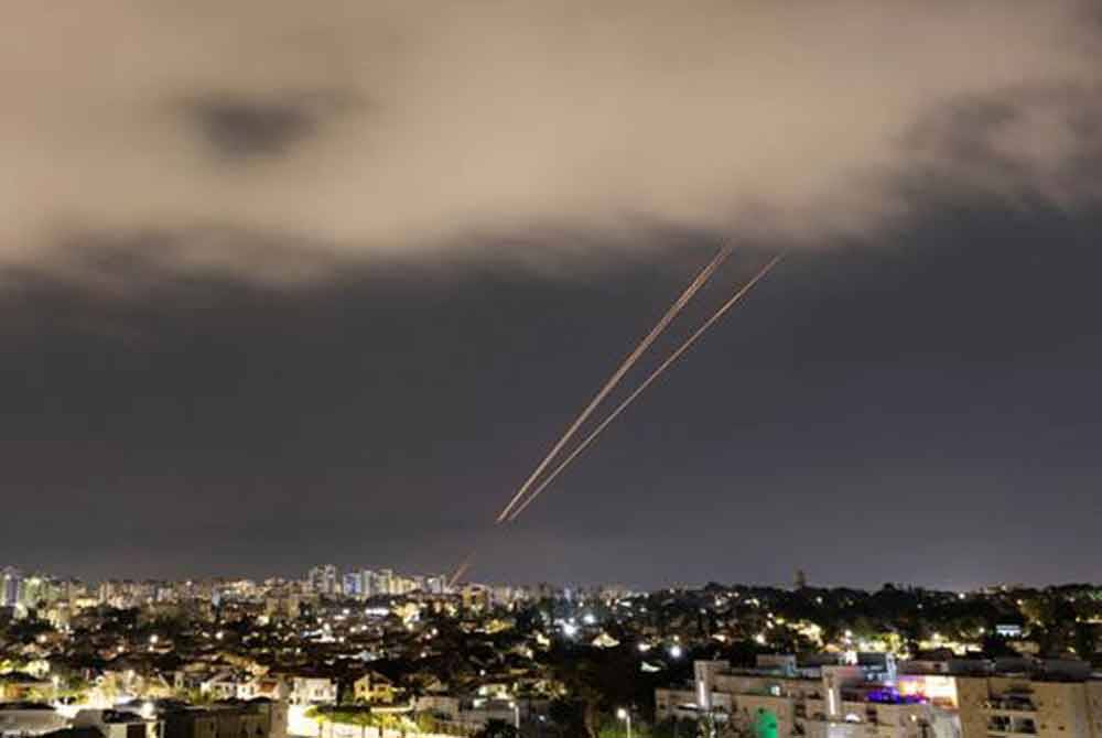 Gambar fail menunjukkan objek dipintas di langit selepas Iran melancarkan dron dan peluru berpandu ke arah Israel pada 14 April lalu. - Gambar REUTERS