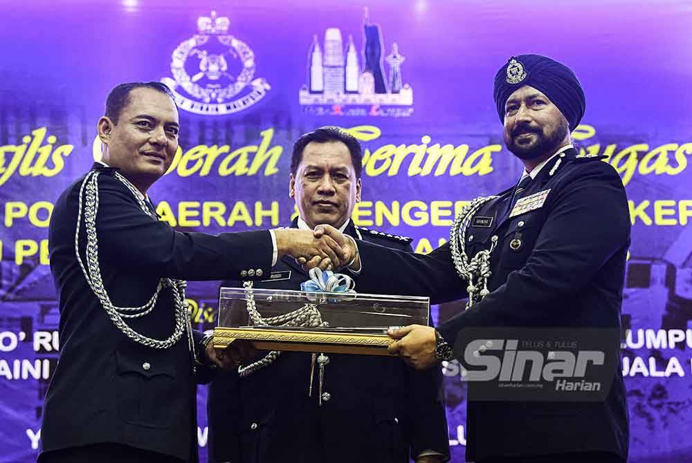 Ketua Polis Kuala Lumpur, Datuk Rusdi Mohd Isa (tengah) menyaksikan penyerahan tongkat kuasa tugas jawatan Ketua Polis Daerah Cheras daripada Asisten Komisioner Zam Halim Jamaluddin (kiri) kepada Asisten Komisioner Ravindar Singh Sarban Singh (kanan) pada Majlis Serah Terima Tugas Ketua Polis Daerah Cheras di Ibu Pejabat Polis Daerah Cheras, pada Jumaat. Foto Sinar Harian-Rosli Talib