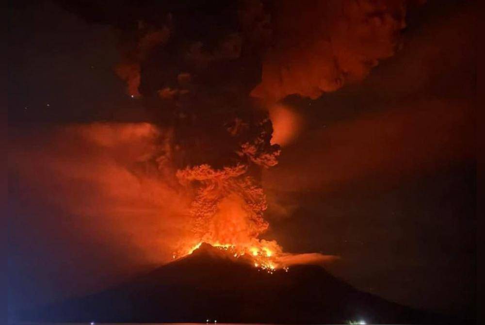 Gunung Ruang di Sulawesi Utara meletus lima kali dan menghamburkan abu setinggi lebih 1 kilometer ke udara. Foto AFP