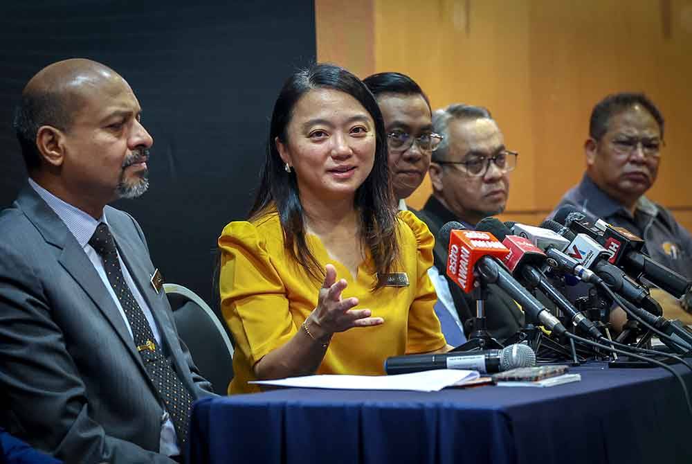 Hannah Yeoh (dua dari kiri) semasa sidang media mengumumkan syarat-syarat pelepasan cukai bagi latihan sukan di Kementerian Belia dan Sukan pada Jumaat. - Foto Bernama