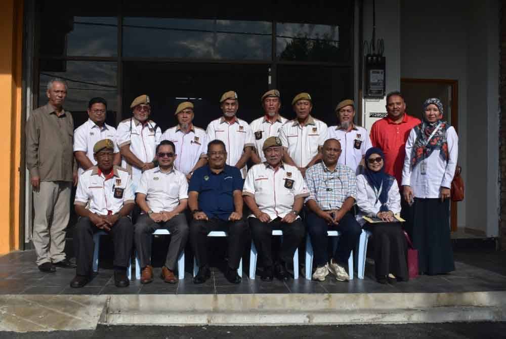 Abd Rashid (duduk tiga kanan) bergambar dengan ahli Persatuan Veteran VAT 69 Komando dalam majlis penyerahan bangunan pejabat dan pusat aktiviti kebajikan di Tanjung Rambutan, di sini, pada Khamis.