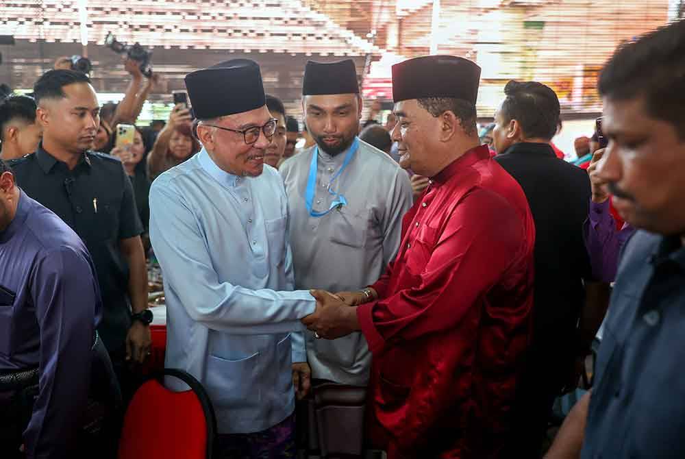 Anwar bersalaman dengan orang ramai di Gerai Kak Ngah Billion Bandar Teknologi Kajang untuk makan tengahari sebelum menunaikan solat Jumaat bersama rakyat di Masjid Bandar Teknologi Kajang hari ini. Foto Bernama