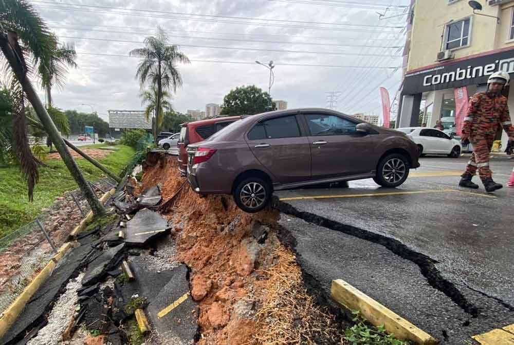 Tembok runtuh menyebabkan kenderaan yang diletakkan di kawasan parkir turut terjejas.