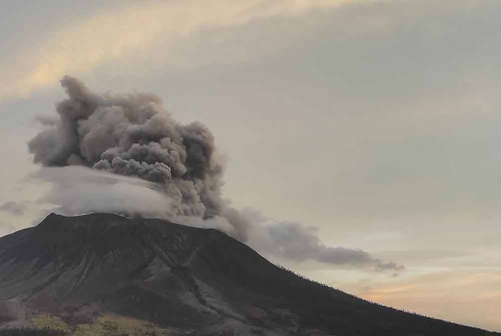 Gunung Ruang yang meletus. - Foto: AFP