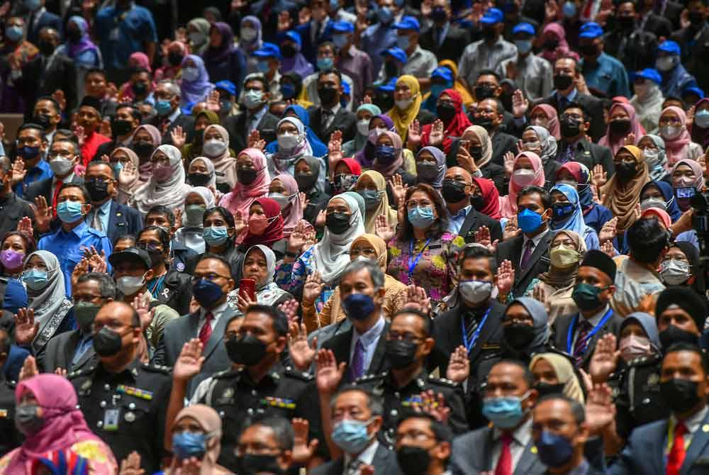 Cadangan tambah baik gaji penjawat awam diumum pada perhimpunan Hari Pekerja yang bakal diadakan kelak. Foto hiasan