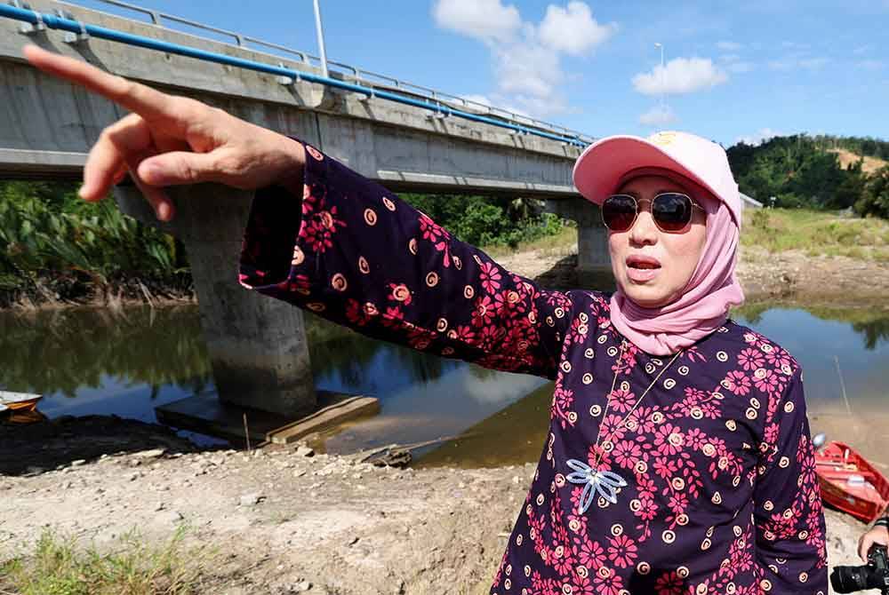 Menteri Pembangunan Wanita, Keluarga dan Masyarakat Datuk Seri Nancy Shukri ketika meninjau operasi mencari dan menyelamat (SAR) seorang wanita warga emas yang dikhuatiri dibaham buaya ketika keluar mencari lokan di Sungai Rayu, Jalan Selang pada Rabu lalu, di sini pada Jumaat. Foto Bernama