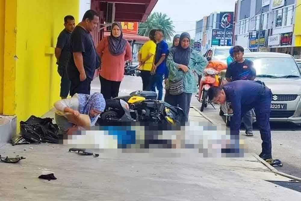 Orang ramai membantu dua mangsa selepas motosikal ditunggang mereka terbabas dan melanggar tembok pasar raya di Kulim pada Jumaat.