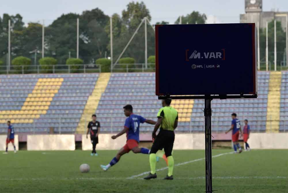 VAR digunakan ketika simulasi perlawanan yang melibatkan penggunaan VAR bagi persiapan menjelang saingan Liga Malaysia 2024 di Stadium UiTM Shah Alam hari ini. Foto Bernama