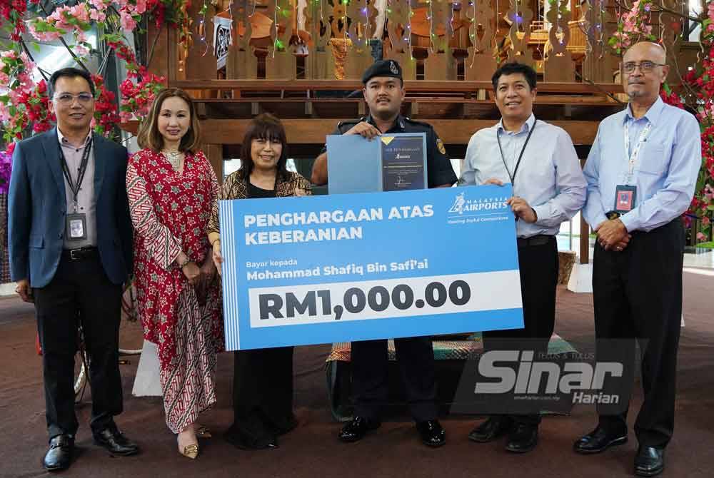 Pengerusi MAHB, Tan Sri Zainun Ali (tiga dari kiri) menyampaikan penghargaan kepada Mohammad Shafiq disaksikan Ketua Pegawai Eksekutif MAHB, Mohamed Rastam Shahrom (dua dari kanan) pada majlis Penghargaan Oleh Pengurusan MAHB pada Jumaat. FOTO: SINAR HARIAN/ROSLI TALIB