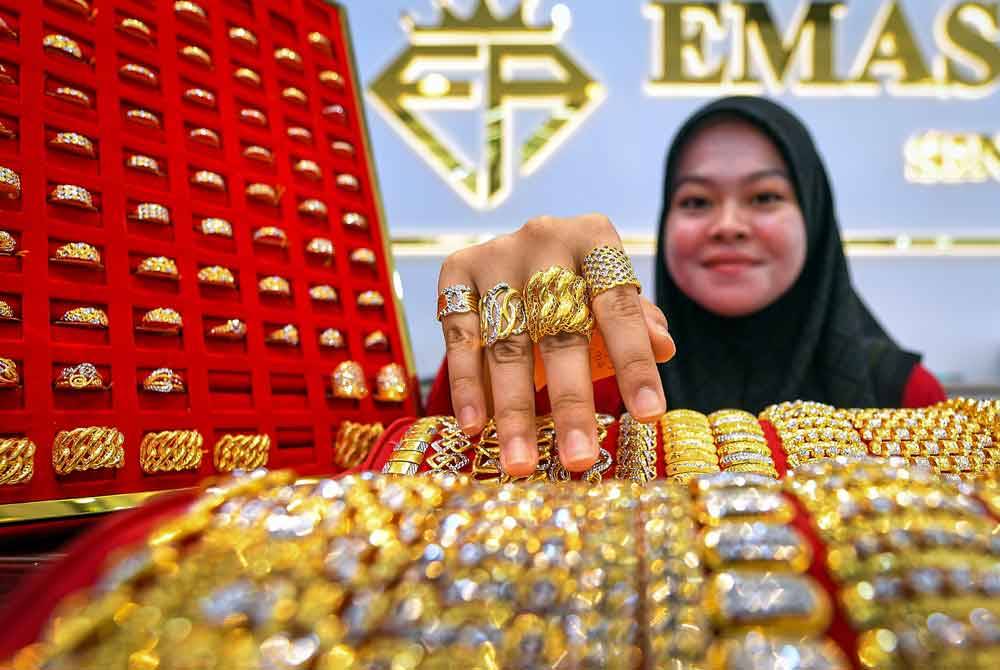 Harga emas global naik melepasi paras tertinggi baharu iaitu AS$2,420 (RM11,537.30) seauns atau RM370.93 segram susulan laporan awal membabitkan serangan Iran ke atas Israel pada hujung minggu lalu. Foto hiasan Bernama