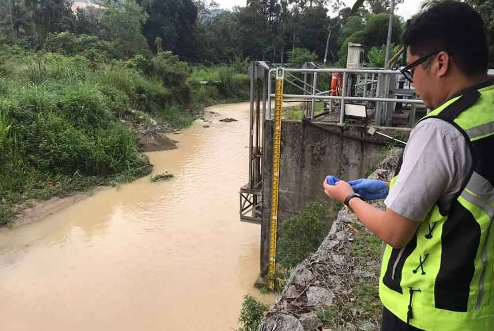 Pegawai LUAS membuat pemeriksaan kualiti air berhampiran muka sauk LRA Wangsa Maju.