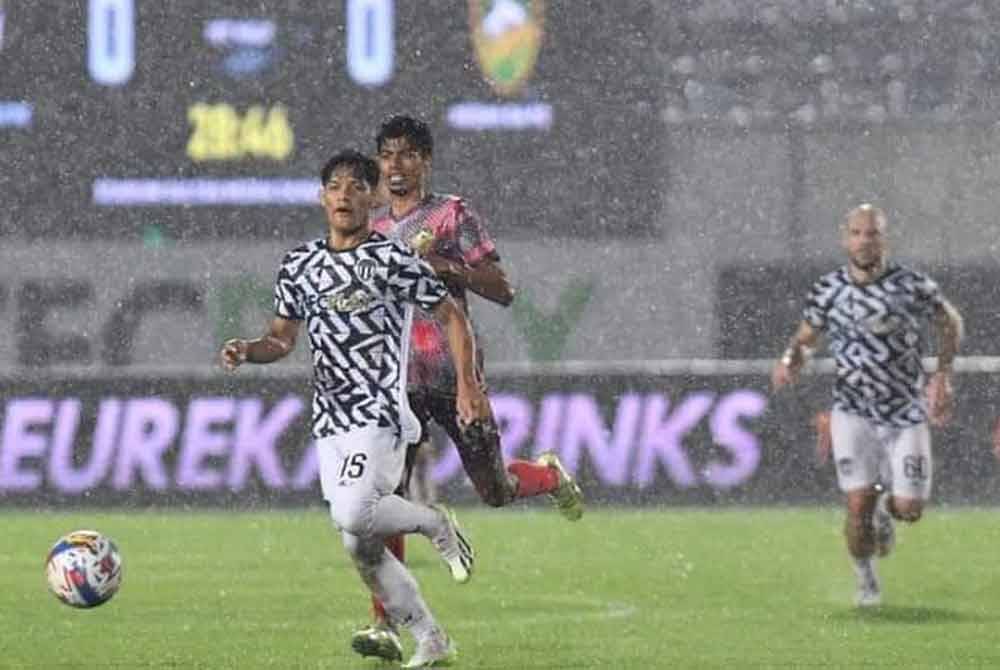 Aksi Kejohanan Empat Penjuru menentang TFC di SSMZA, Kuala Nerus pada malam Jumaat menyaksikan KDA FC dan TFC mengikat keputusan seri satu sama. Foto Facebook Terengganu FC