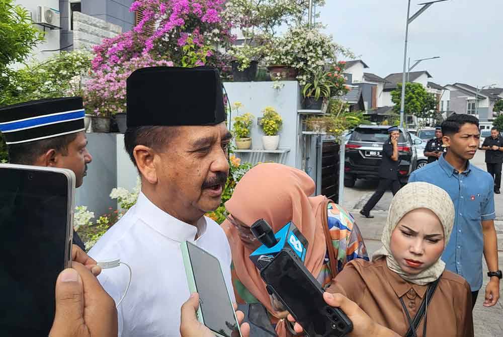 Razarudin ketika ditemui di kediaman Allahyarham Mohammed Hanif di Seksyen 13, Shah Alam pada Sabtu.