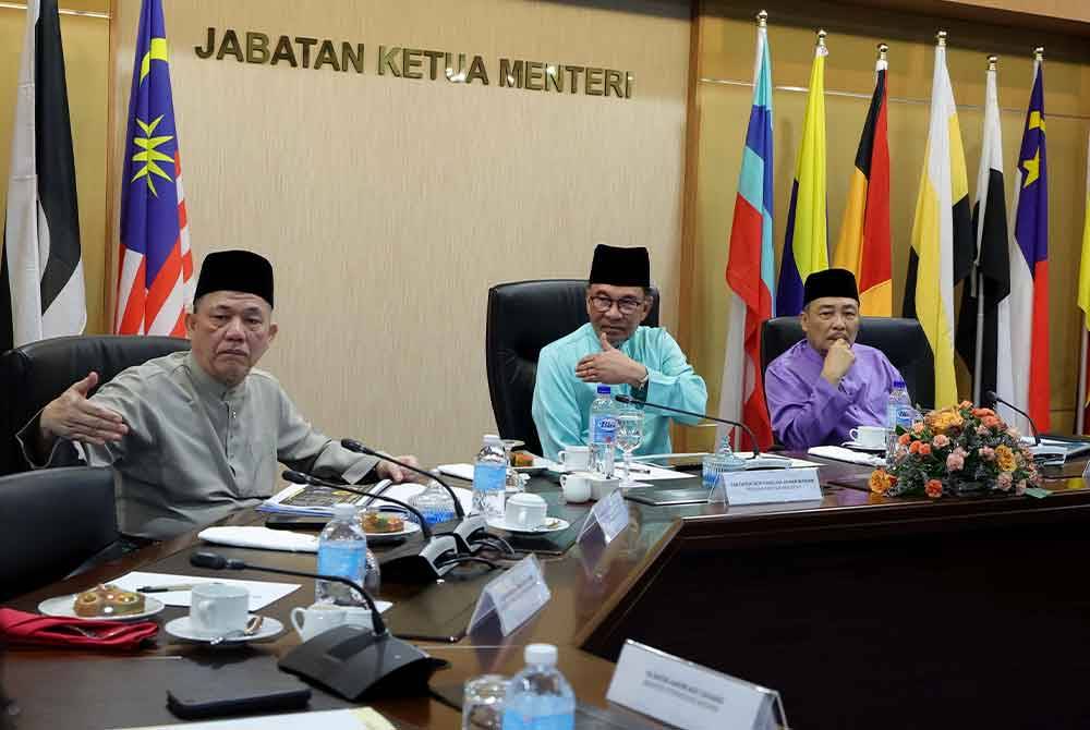 Anwar (dua dari kiri) bersama Fadillah dan Hajiji pada sesi taklimat tertutup di Menara Kinabalu pada Sabtu. Foto Bernama