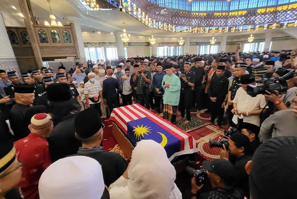 Hadirin yang terdiri daripada ahli keluarga, sahabat handai, pegawai dan anggota polis membaca doa untuk jenazah Allahyarham Mohammed Hanif di Masjid Negara.