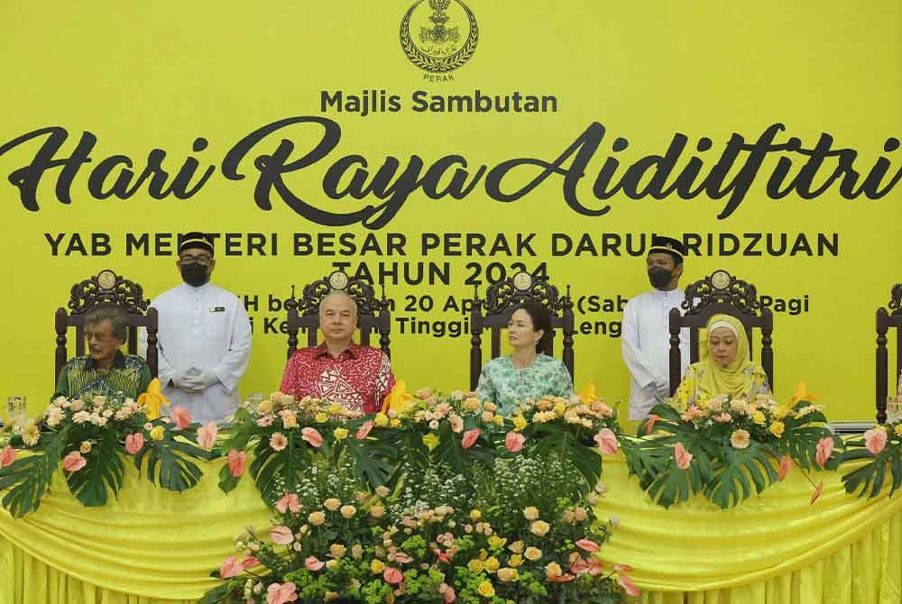 Sultan Nazrin bersama Tuanku Zara berkenan berangkat ke Jamuan Raya Aidilfitri Menteri Besar Perak di KKTM Lenggong pada Sabtu.