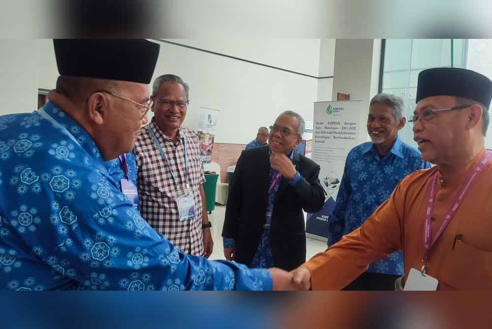 Abdul Fattah (kanan) bersalam dengan sebahagian ahli koperasi selepas merasmikan Mesyuarat Agung Angkasa Kedah di sebuah hotel di Bandar Baru Mergong, pada Sabtu.