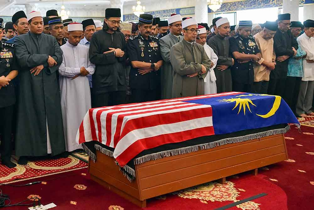 Jenazah bekas Ketua Polis Negara (KPN), Allahyarham Tun Mohammed Hanif Omar selesai disempurnakan dan dipimpin Imam Besar Masjid Negara, Ehsan Mohd Hosni di Masjid Negara, pada Sabtu. Foto Bernama