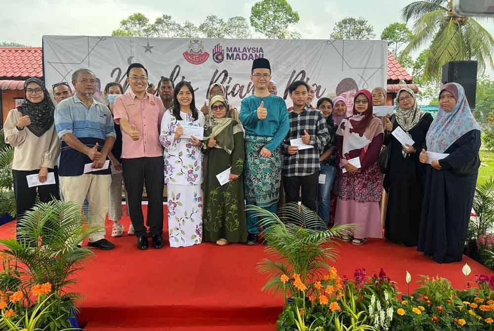 Nie Ching (empat dari kiri) ketika menghadiri Majlis Riang Ria Sambutan Hari Raya Aidilfitri Peringkat DUN Bukit Batu dan Program Sumbangan Hari Raya Aidilfitri di Kompleks Penghulu Mukim Sedenak, pada Sabtu.