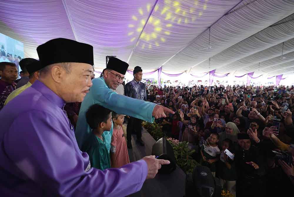 Anwar bersama Hajiji Noor beramah mesra dengan orang ramai pada Majlis Sambutan Aidilfitri Madani 2024 Peringkat Kebangsaan di Pusat Konvensyen Antarabangsa Sabah, pada Sabtu. Foto Bernama