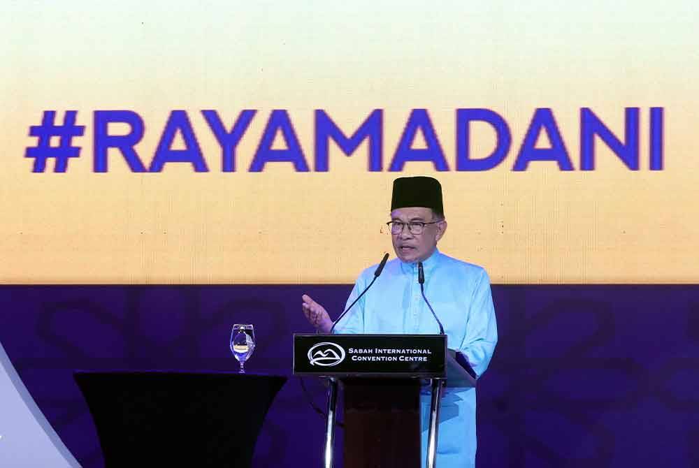 Anwar menyampaikan ucapan pada Majlis Sambutan Aidilfitri Madani 2024 Peringkat Kebangsaan di Pusat Konvensyen Antarabangsa Sabah, pada Sabtu. Foto Bernama