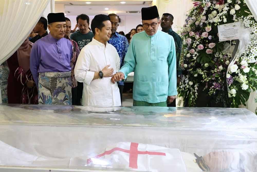 Anwar hadir memberi penghormatan terakhir kepada mendiang Joseph Kurup di Wisma Fook Lu Siew, pada Sabtu. Turut hadir Hajiji (kiri) dan (dua dari kiri). Foto Bernama