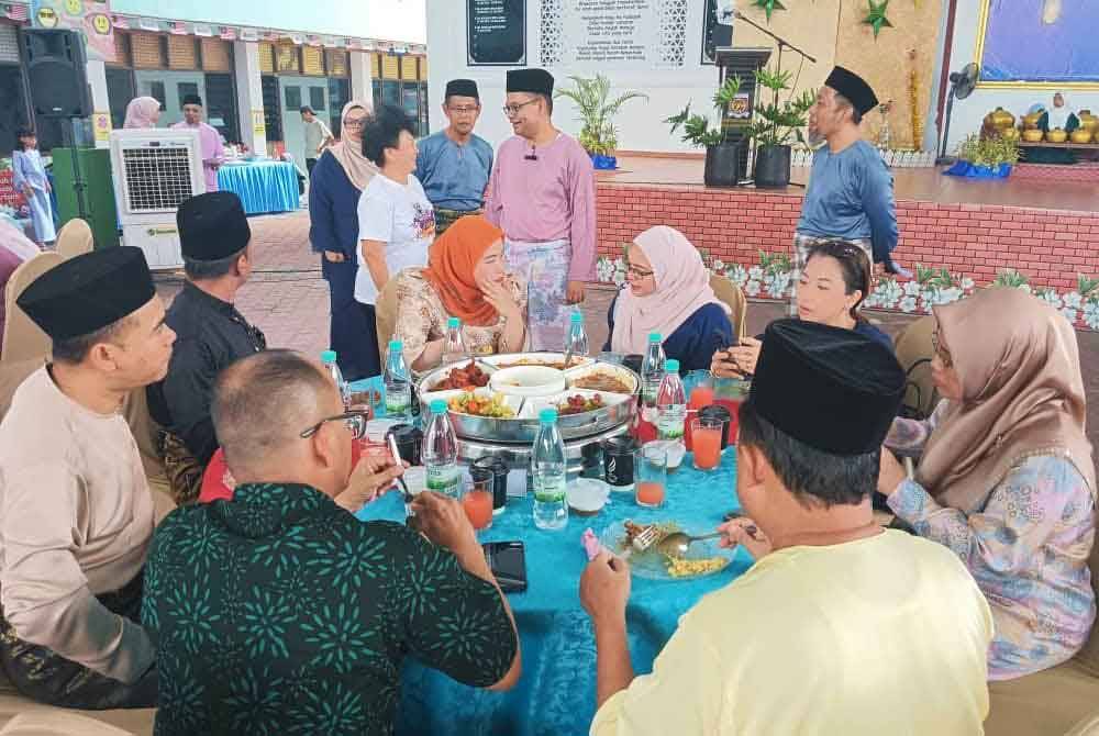 kmal Nasrullah (tengah) beramah mesra dengan tetamu yang hadir dalam Rumah Terbuka Hari Raya Aidilfitri Parlimen Johor Bahru di Sekolah Kebangsaan Bandar Uda 2, Johor Bahru pada Sabtu.