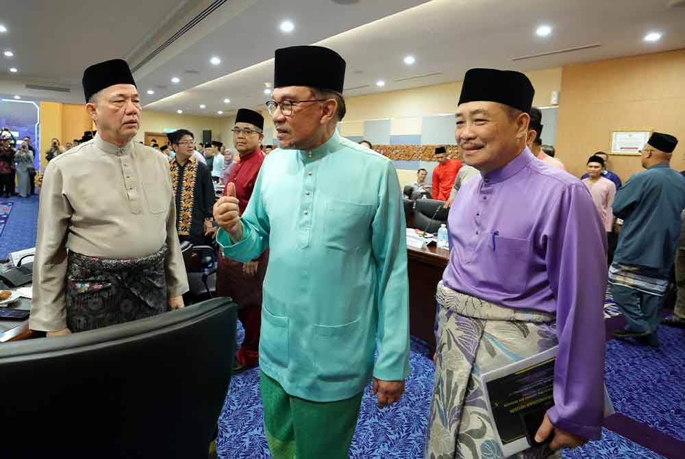 Anwar bersama Timbalan Perdana Menteri, Datuk Seri Fadillah Yusof dan Ketua Menteri Sabah Datuk Seri Hajiji Noor ketika menghadiri sesi taklimat tertutup di Menara Kinabalu pada Sabtu. Foto Bernama