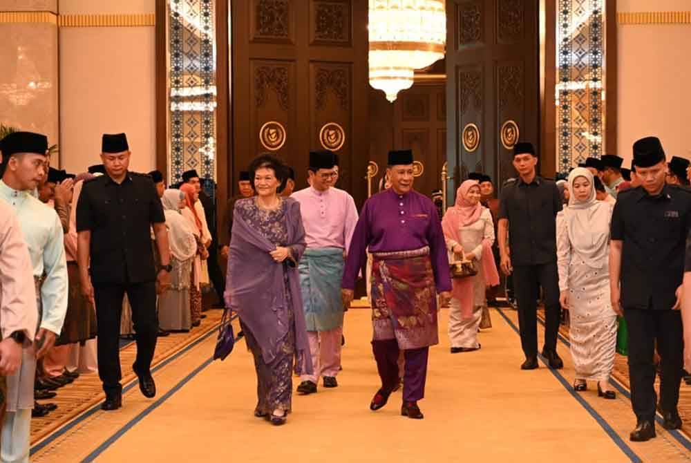 Sultan Sallehuddin dan Sultanah Maliha berangkat ke Majlis Sambutan Hari Raya Aidilfitri Sultan Kedah dan Keluarga Diraja di Istana Anak Bukit pada Sabtu.