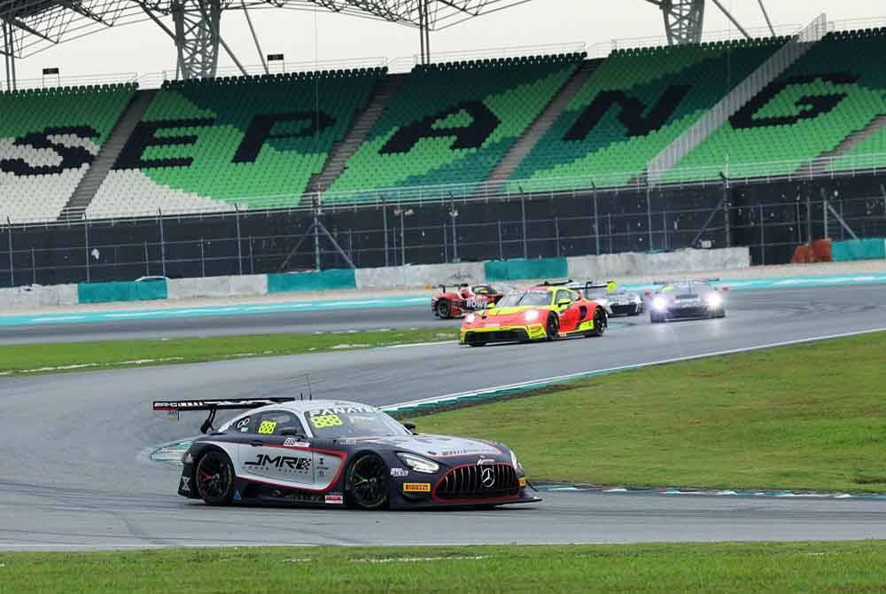 Pasukan Triple Eight Johor Motorsports Racing (JMR) (hadapan) beraksi ketika menyertai perlumbaan Fanatec Gt World Challenge Asia 2024 di Litar Antarabangsa Petronas Sepang hari ini. - Foto: Bernama