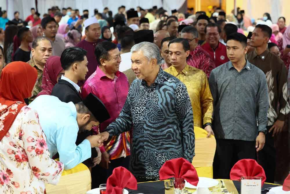 Ahmad Zahid bersalaman bersama ahli UMNO sewaktu menghadiri Majlis Perasmian Persidangan Cawangan-Cawangan UMNO Bahagian dan Santapan Hari Raya Aidilfitri UMNO Bahagian Putatan malam Sabtu. Foto Bernama