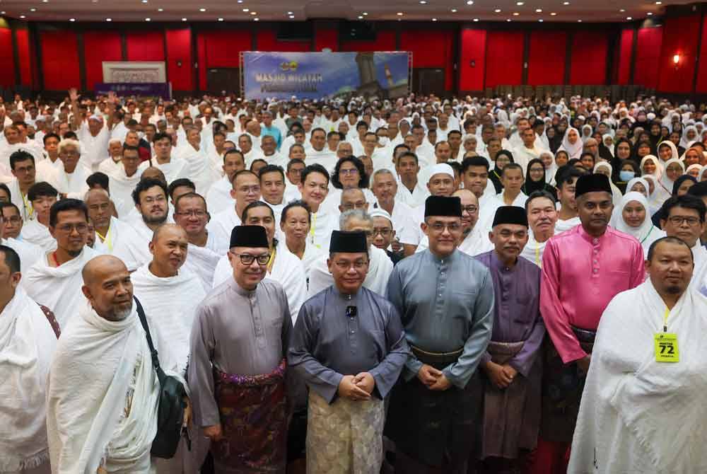 Mohd Na&#039;im beramah mesra dengan jemaah haji ketika hadir merasmikan Kursus Perdana Haji peringkat Wilayah Persekutuan anjuran Tabung Haji (TH) di Masjid Wilayah Persekutuan malam Sabtu. Foto Bernama