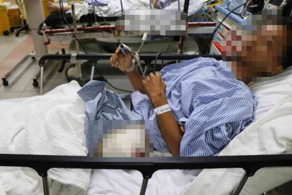 Keadaan pengawal keselamatan yang cedera akibat ditikam pada bahagian pinggul dan kini dirawat di Hospital Kemaman. Foto pembaca