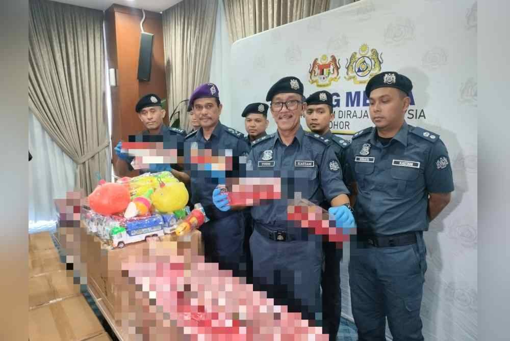 Sazali (dua dari kiri) menunjukkan barang mainan yang digunakan sindiket untuk menyorok rokok seludup pada sidang akhbar di Menara Kastam Johor pada Ahad.