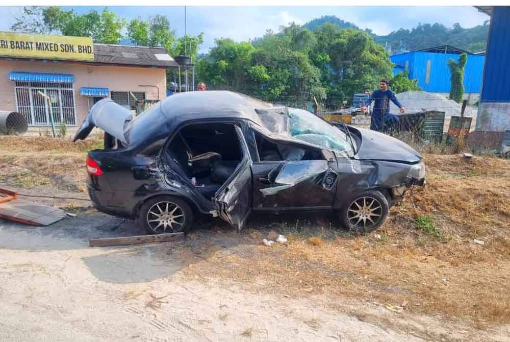 Seorang lelaki maut selepas kereta yang dipandunya dipercayai terbabas di jalan Kota Bharu - Kuala Terengganu berhampiran Kampung Tok Kamis pada Sabtu.