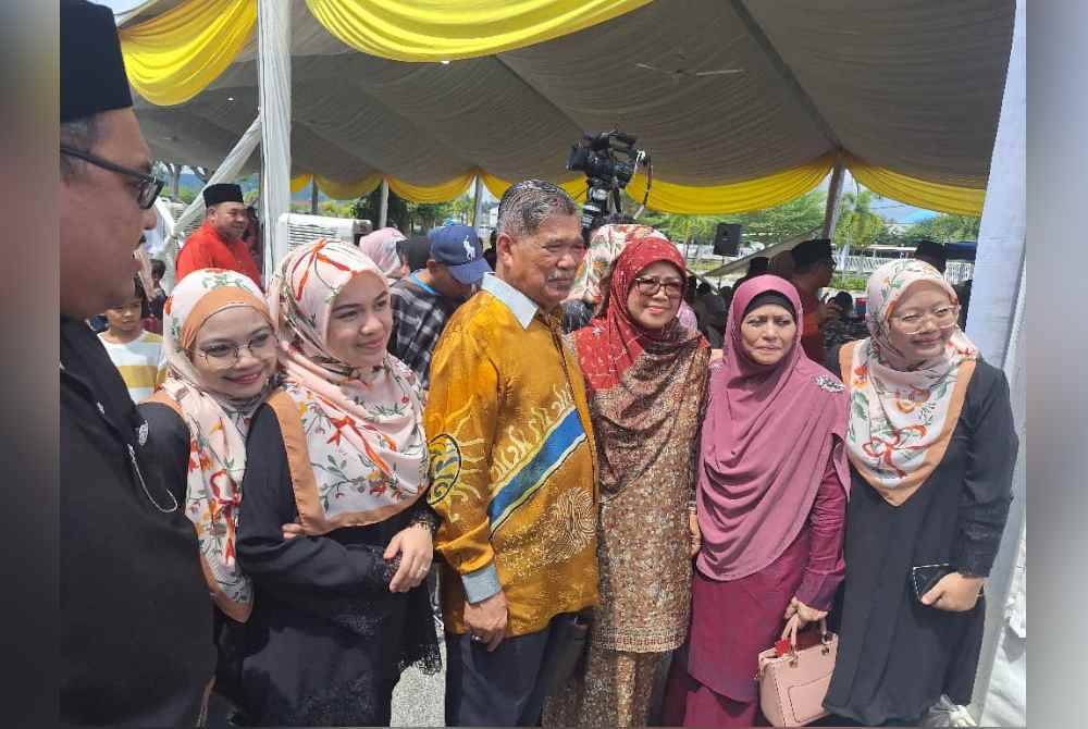 Mohamad (empat dari kanan) bergambar bersama-sama tetamu hadir pada Majlis Rumah Terbuka Aidilfitri Parlimen Kuala Selangor di Puncak Alam di sini pada Ahad.