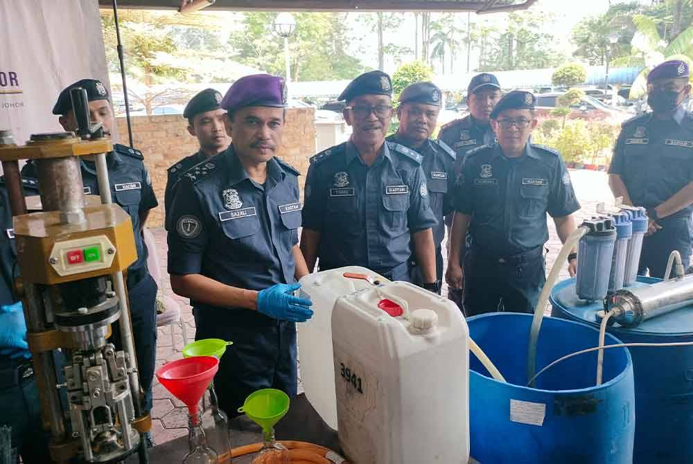 Peralatan digunakan memproses arak oleh sindiket di sebuaj rumah teres di Skudai dirampas JKDM Johor.