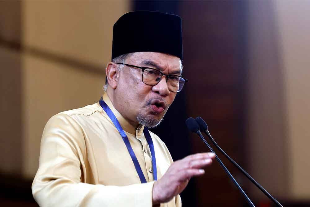 Anwar menyampaikan amanat pada Konvensyen 25 Tahun PKR di Pusat Konvensyen Ideal (IDCC), hari ini. Foto Bernama