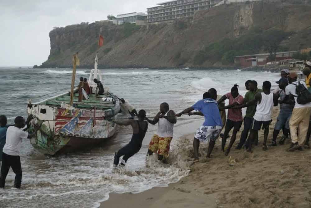 Bot kayu ini sedang menuju ke acara pengebumian ketua kampung di Makolo - kira-kira 45 kilometer (28 batu) dari Bangui, namun mengalami kesukaran sejurus berlepas dari jeti. - Foto AFP