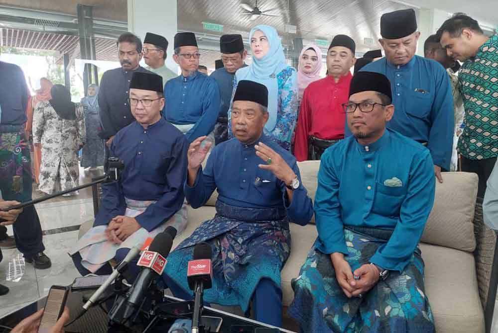 Muhyiddin (depan, tengah) pada sidang akhbar sempena Majlis Rumah Terbuka Hari Raya Aidilfitri 2024 Bersatu di Kuala Kubu Baharu pada Ahad.